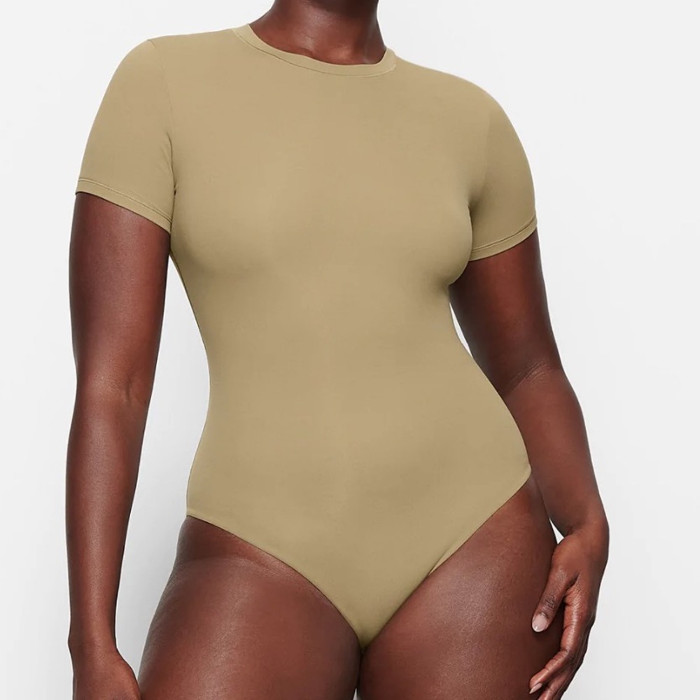 Skims Fits Everybody T-shirt Bodysuit - khaki (M)